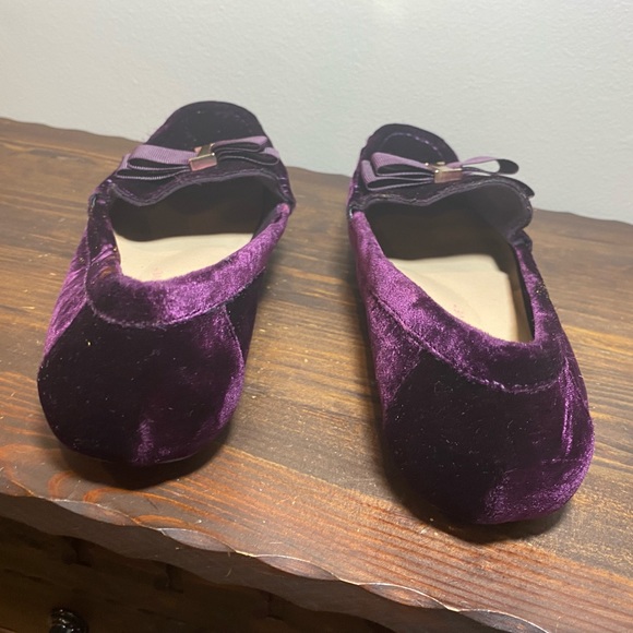 Isaac Mizrahi Crushed Velvet Bow Loafers - Picture 4 of 8